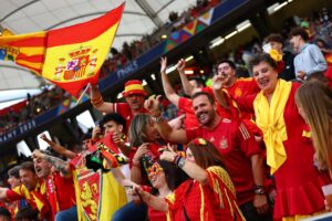 Un gran número de aficionados españoles en Stuttgart, Alemania.EFE/EPA/ANNA SZILAGYI