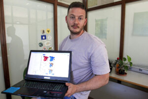 Investigadores de la Estación Biológica de Doñana y de dos universidades alicantinas han cartografiado las zonas más vulnerables de las comunidades de aves y murciélagos en la península ibérica y han proyectado los enclaves donde la energía eólica podría suponer un riesgo para este grupo faunístico, ha explicado el principal autor de este estudio, Jon Morant Etxebarría, en una entrevista con EFE. En la imagen Morant muestra en un ordenador diferentes mapas con la distribución de las especies. EFE/Pep Morell