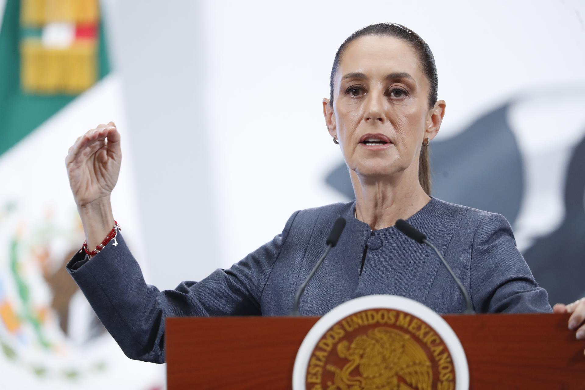 La presidenta de México, Claudia Sheinbaum, habla durante una rueda de prensa este viernes, en Palacio Nacional de la Ciudad de México (México). EFE/ Mario Guzmán