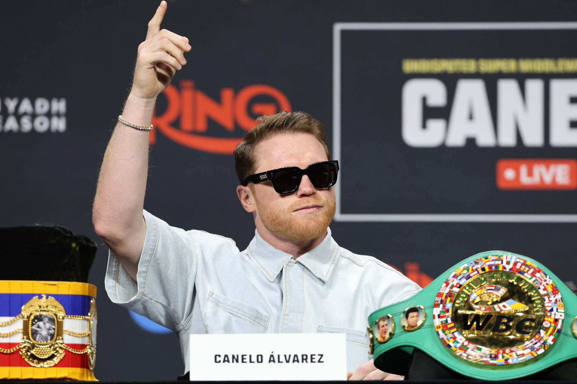 El boxeador mexicano Saúl Canelo Álvarez participa en una rueda de prensa de presentación de su combate contra el estadounidense Terence Crawford este viernes, en el Arena T-Mobile de Las Vegas (Estados Unidos). Álvarez y Crawford presentaron su esperado combate del próximo 13 de septiembre. EFE/ Octavio Guzmán