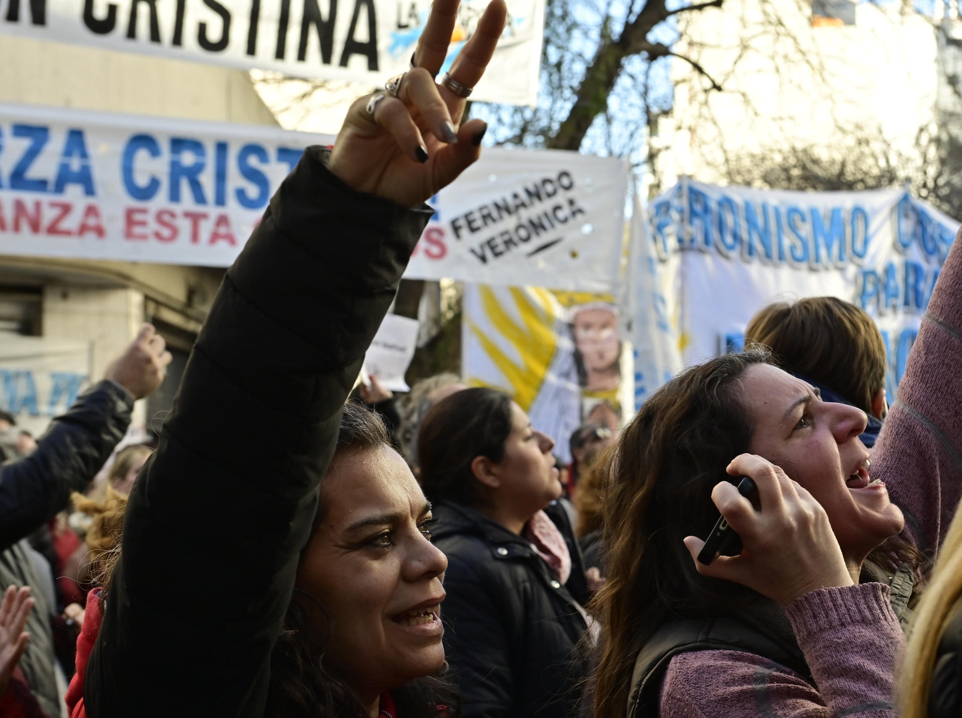 Personas participan en una manifestación en apoyo la expresidenta argentina, Cristina Fernández (2007-2015), este miércoles, en la Plaza de Mayo en Buenos Aires (Argentina). EFE/ Matías Martin Campaya