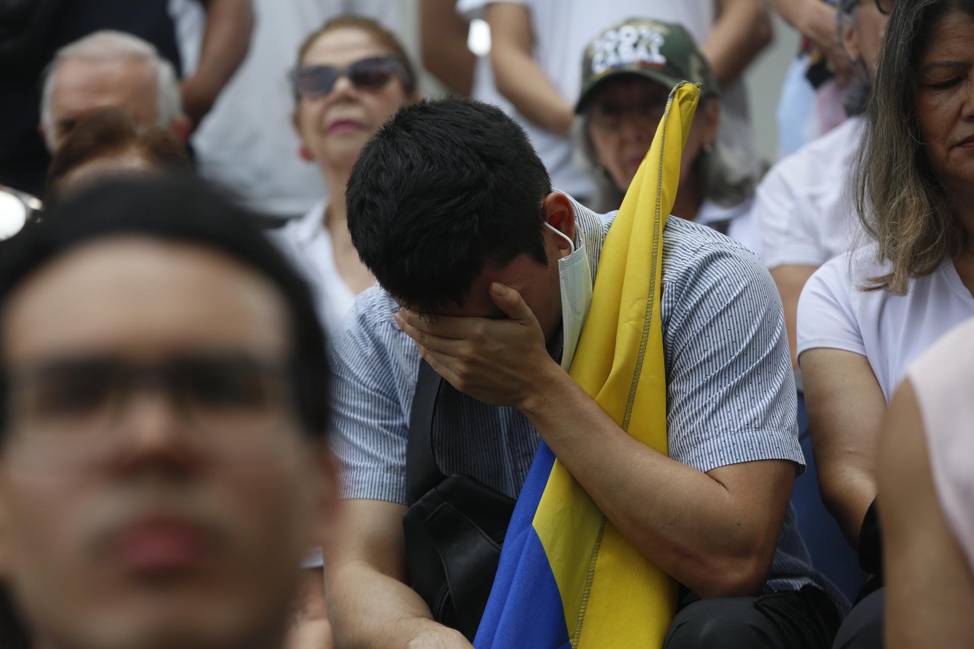 Un persona llora durante una manifestación este domingo, en Cali (Colombia). EFE/ Ernesto Guzman Jr