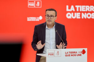 Imagen de archivo (06/06/2025) del líder del PSOE de Extremadura, Miguel Ángel Gallardo, en rueda de prensa en la sede del partido en Mérida. EFE/Jero Morales