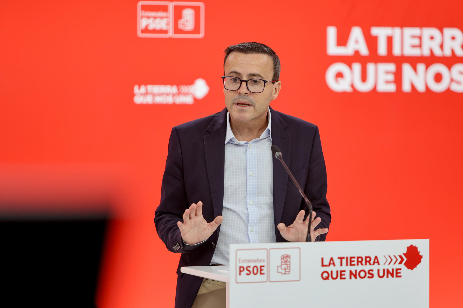 Imagen de archivo (06/06/2025) del líder del PSOE de Extremadura, Miguel Ángel Gallardo, en rueda de prensa en la sede del partido en Mérida. EFE/Jero Morales