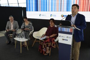 El viceconsejero de Medio Ambiente del Gobierno Vasco, Josu Bilbao (d), la viceconsejera de Protección Civil, Joana Egiluz (2i), la directora de Acción Climática de Ihobe, Mari Mar Alonso Martín (2d), y el director estratégico de Euskalmet, Santiago Gaztelumendi (i), han presentado este jueves en Getxo (Bizkaia) el primer informe sobre el Estado del Clima de Euskadi, elaborado por la sociedad pública Ihobe y la Agencia Vasca de Meteorología-Euskalmet, y que analiza los principales hallazgos sobre el cambio climático en Euskadi. EFE/ Miguel Toña