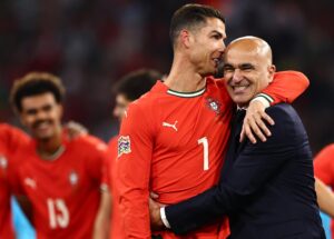 Cristiano Ronaldo (I) y el entrenador español Roberto Martinez (R) durante la celebración de Portugal. EFE/EPA/ANNA SZILAGYI