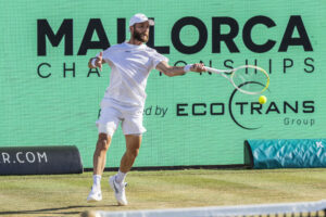 El tenista francés Corentin Moutet ante el estadounidense Alex Michelsen durante un partido de semifinales del torneo ATP Mallorca Championships, este viernes en Santa Ponsa (Mallorca). EFE/ Cati Cladera
