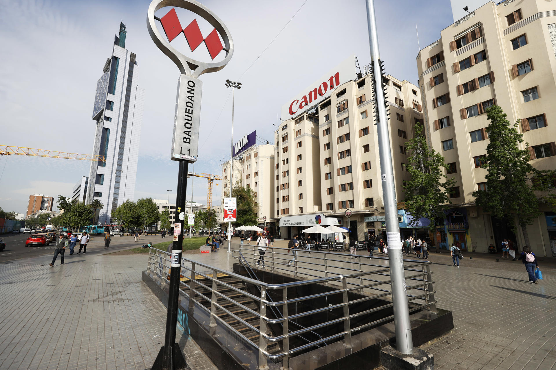 Fotografía de archivo que muestra un acceso a la estación de metro Baquedano, en Santiago (Chile). EFE/Elvis González