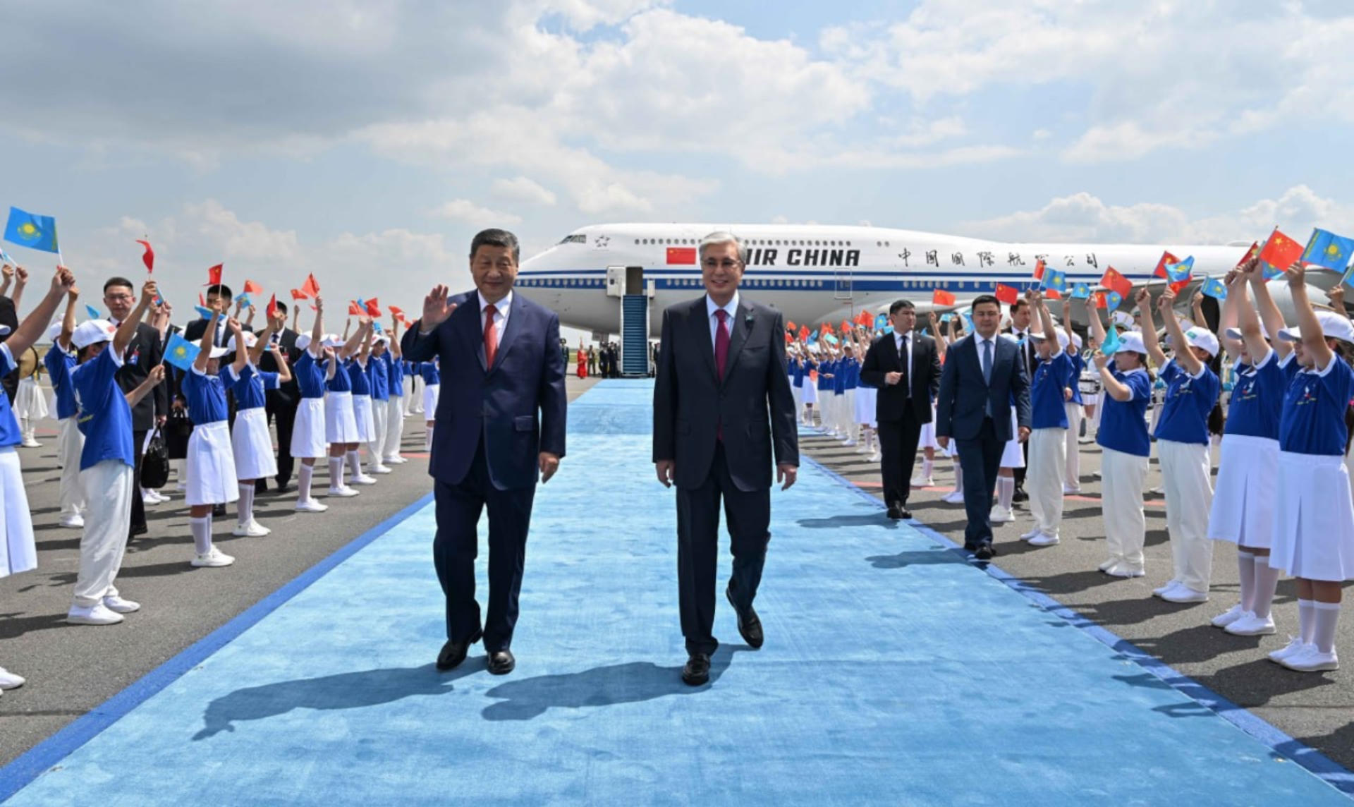 El presidente chino, Xi Jinping, es recibido por su homólogo kazajo, Kasim-Yomart Tokáyev,a su llegada este lunes a Kazajistán, donde ha viajado para participar en la II Cumbre China-Asia Central. EFE/ Presidencia de Kazajistán/SOLO USO EDITORIAL/SOLO DISPONIBLE PARA ILUSTRAR LA NOTICIA QUE ACOMPAÑA (CRÉDITO OBLIGATORIO)
