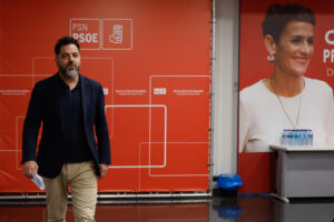 El vicesecretario general del PSN-PSOE y portavoz socialista en el Parlamento de Navarra, Ramón Alzórriz, a su llegada a una rueda de prensa este miércoles en Pamplona. Alzórriz ha cesado este miércoles en los dos cargos por decisión propia, al haber sido su pareja entre 2021 a 2024 trabajadora de la empresa Servinabar, supuestamente vinculada a Santos Cerdán. EFE/ Jesús Diges