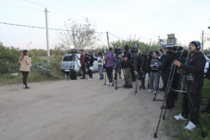 Periodistas se preparan para tomar declaraciones de un entrevistado en rueda de prensa, en una fotografía de archivo. EFE/ Raúl Martínez