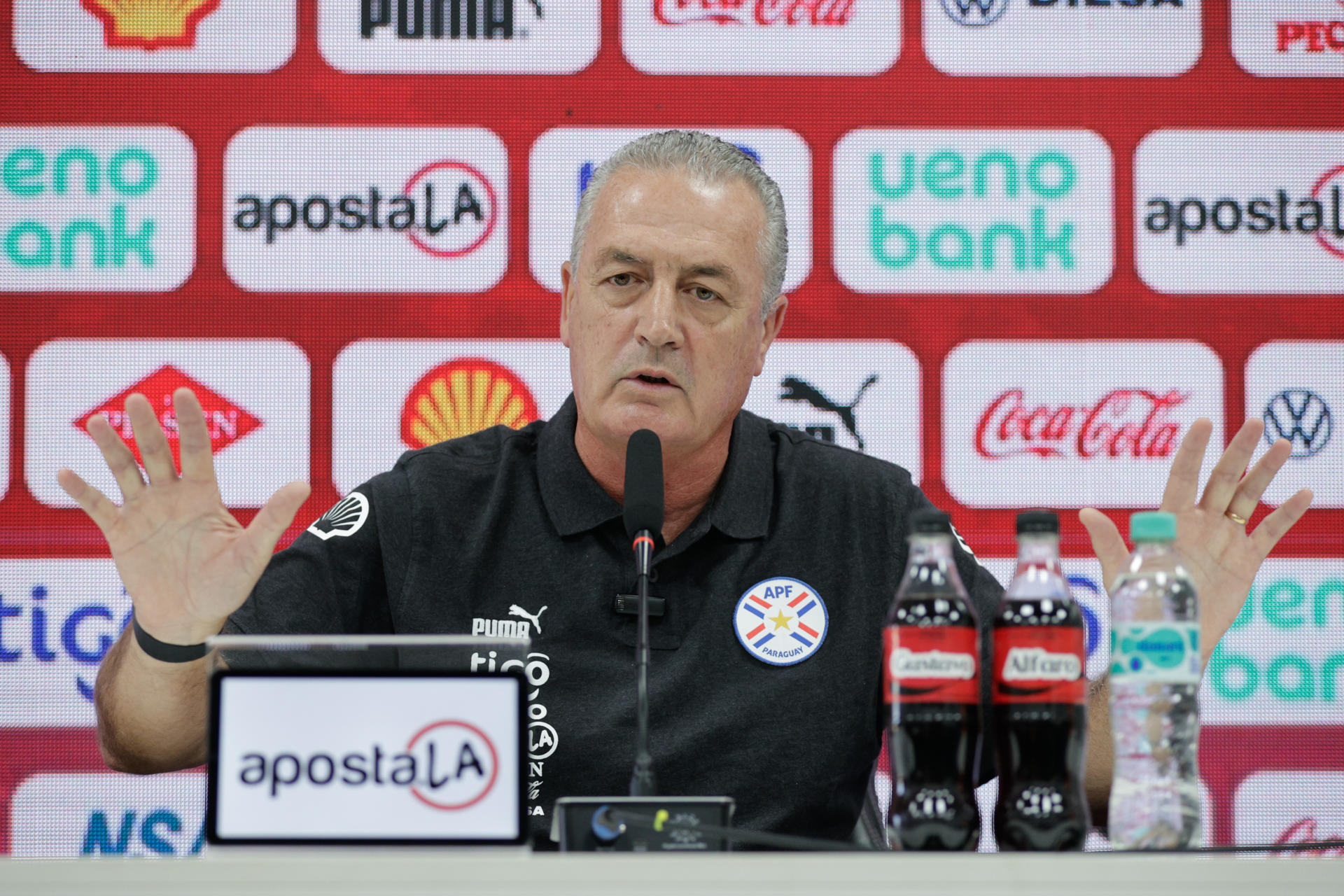 AME3135. YPANÉ (PARAGUAY), 04/06/2025.- El entrenador de la selección paraguaya de fútbol, Gustavo Alfaro, habla durante una rueda de prensa este miércoles, en el Centro de Alto Rendimiento en Ypané (Paraguay). EFE/ Juan Pablo Pino