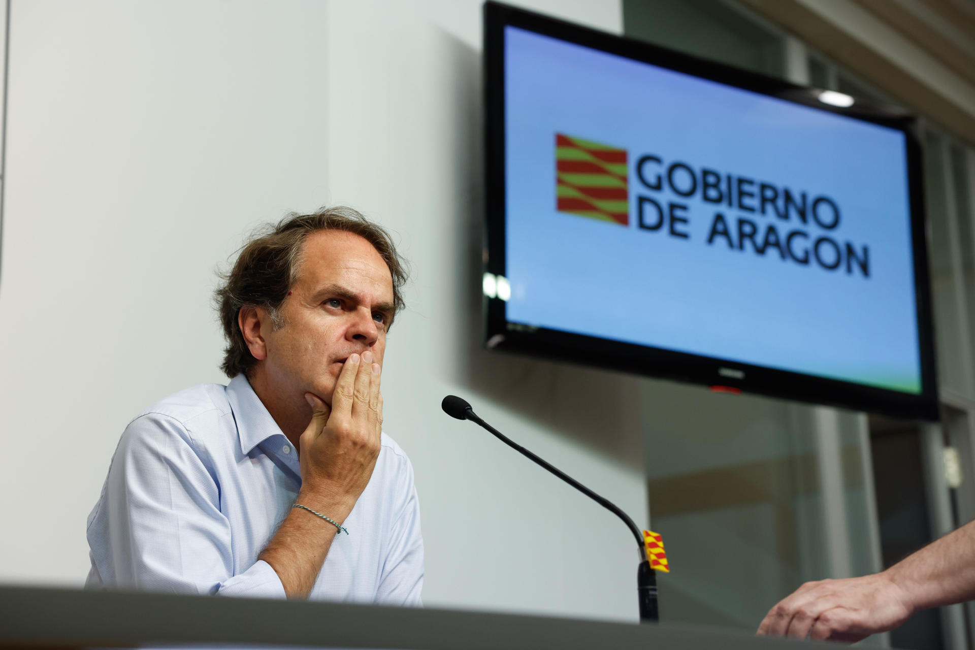 El consejero de Presidencia e Interior de Aragón, Roberto Bermúdez durante una rueda de prensa celebrada este lunes. EFE/ Javier Cebollada