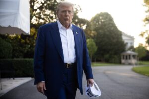 El presidente de Estados Unidos, Donald Trump, habla con los periodistas en el Jardín Sur de la Casa Blanca en Washington (EE.UU.). EFE/EPA/FRANCIS CHUNG / POOL