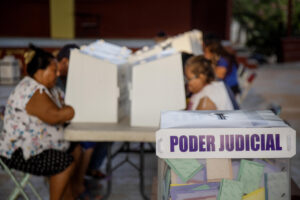 Personas votan en las elecciones judiciales este domingo, en Tehuantepec (México). EFE/ Luis Villalobos