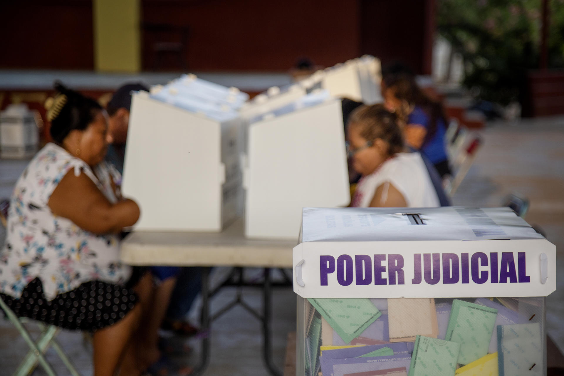 Personas votan en las elecciones judiciales este domingo, en Tehuantepec (México). EFE/ Luis Villalobos