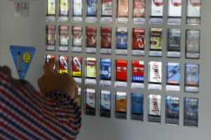 Imagen de archivo de un hombre comprando una cajetilla de tabaco en una máquina expendedora. EFE/ J.J.Guillen
