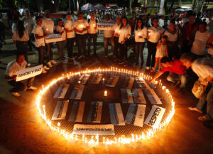 Personas encienden velas durante una concentración para pedir el cese de la violencia en el país este martes, en el parque principal de Jamundí (Colombia). EFE/ Ernesto Guzmán