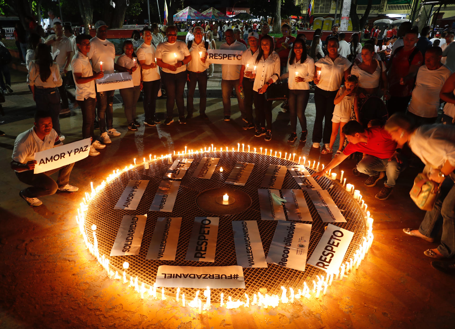 Personas encienden velas durante una concentración para pedir el cese de la violencia en el país este martes, en el parque principal de Jamundí (Colombia). EFE/ Ernesto Guzmán