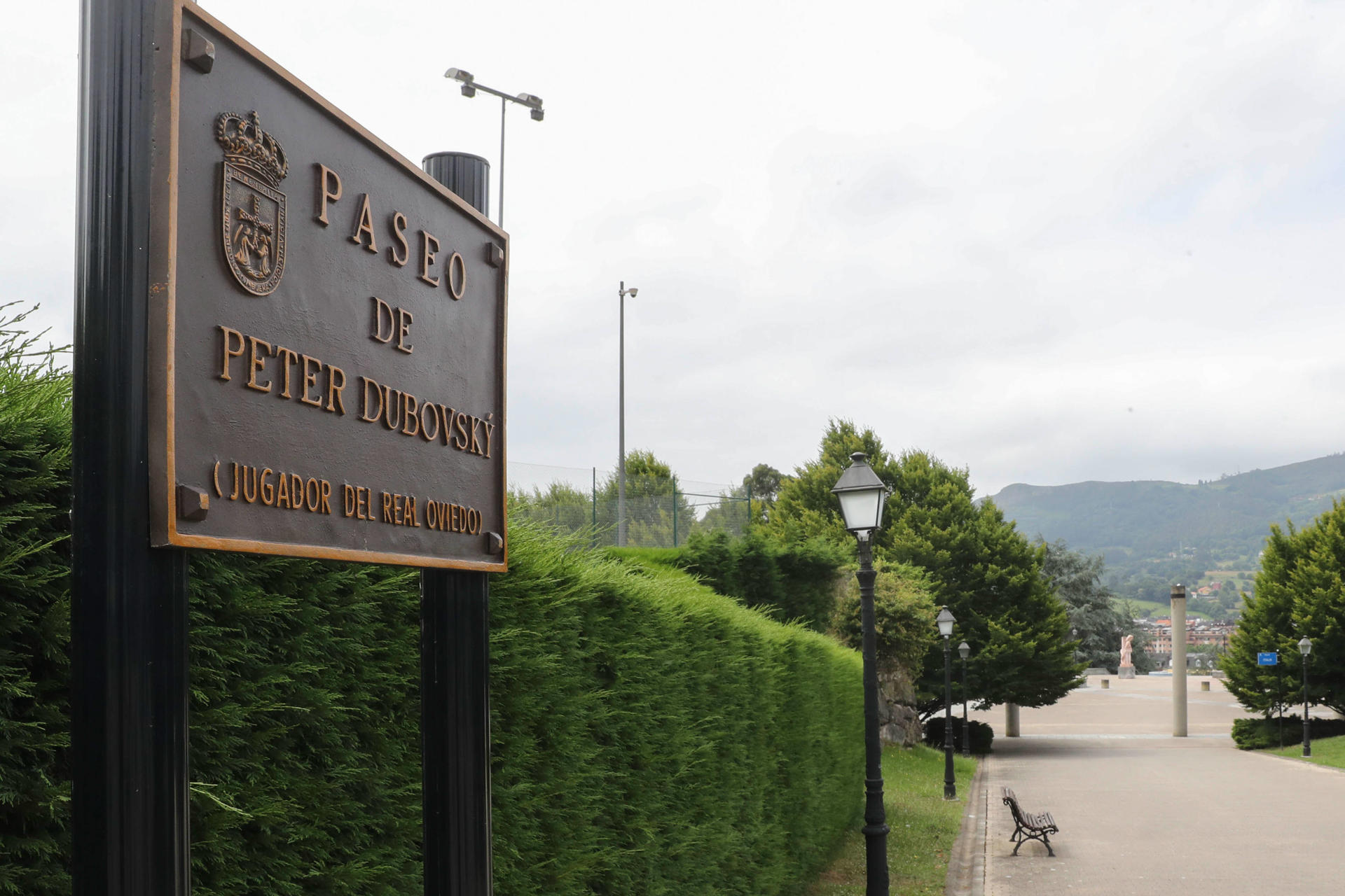 Vista del nuevo paseo Peter Dubovský, ubicado en los aledaños del Carlos Tartiere, y une el estadio azul con la plaza de Italia del parque del Oeste, este lunes, en Oviedo. EFE/ J.L.Cereijido.