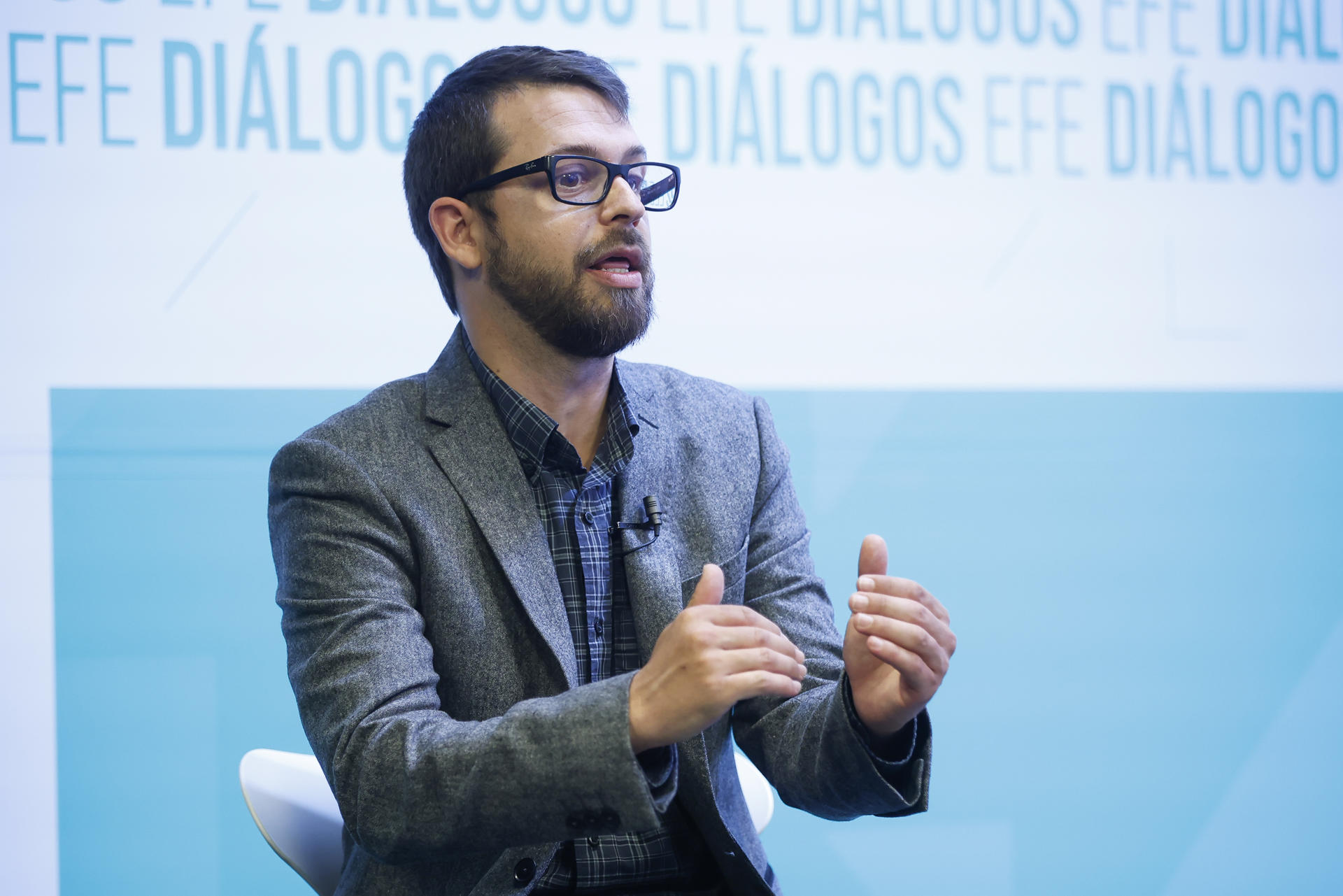 Roger Ruiz, ingeniero geólogo y consultor en Ingeniería Hidráulica, Hidrogeología y Riesgos Naturales en Sorodron, participa en el debate de Diálogos EFE 'Sostenibilidad del agua en la era del cambio climático', organizado por la Agencia EFE y Nestlé, en el plató de la Agencia EFE en Madrid este martes. EFE/David Fernández