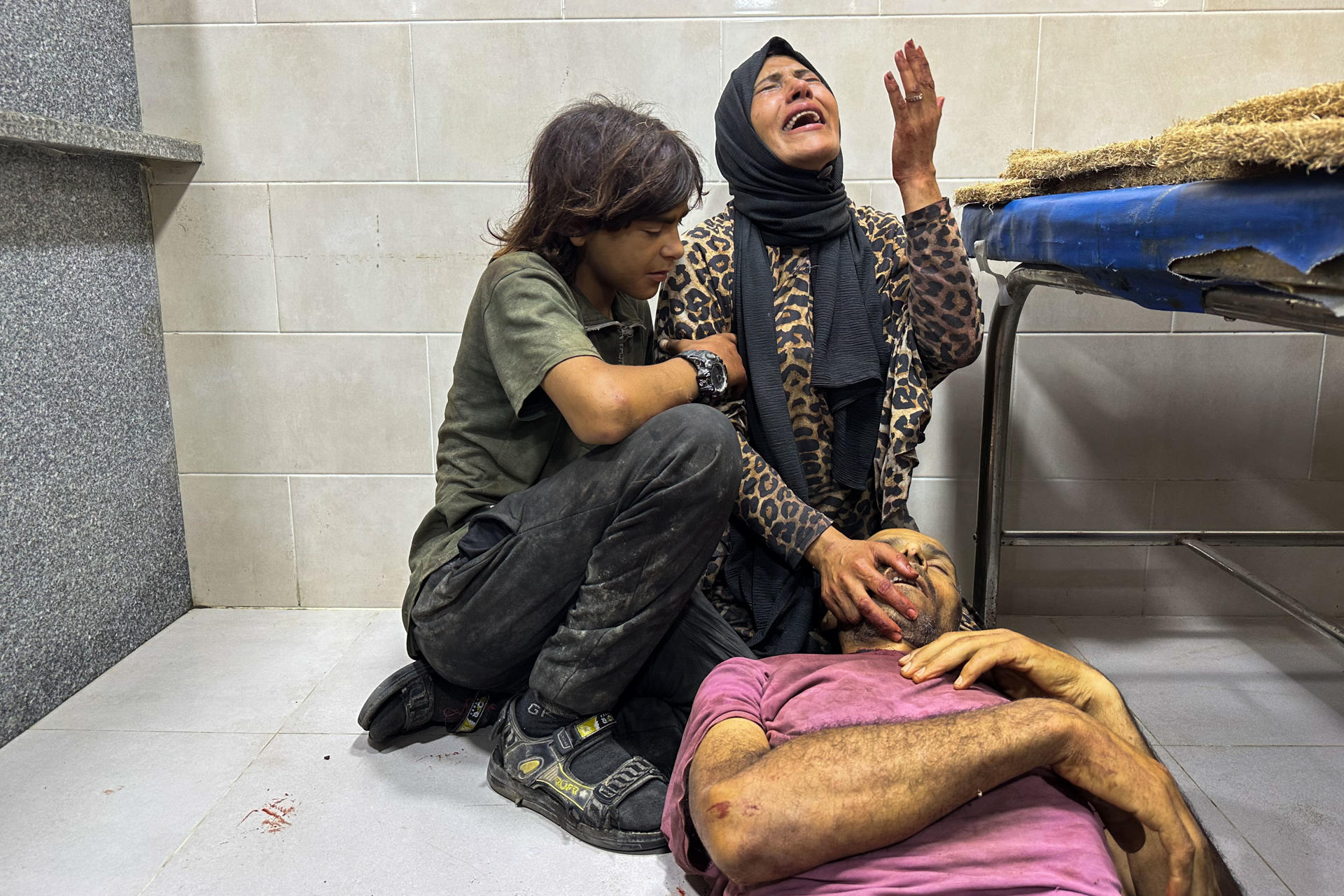 *ACOMPAÑA CRÓNICA* Ciudad de Gaza, 29/06/2025.- Una mujer llora a su familiar muerto en el hospital Al Awda tras la distribución de comida en el centro SDS4. Un único acceso con rejas metálicas lleva a un descampado rodeado de barricadas de arena con neumáticos ardiendo, detrás de las que se apostan tropas israelíes y mercenarios estadounidenses fuertemente armados. En el centro de la explanada, 50 palés con comida: así es uno de los puntos de distribución de la polémica Fundación Humanitaria para Gaza (GHF), que este martes EFE visitó junto a miles de gazatíes en una madrugada sangrienta. EFE/Str