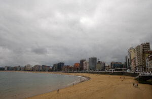 La Playa de San Lorenzo, en Gijón, este lunes en una jornada en la que Asturias está en alerta amarilla por lluvias que podrían dejar 15 litros por metro cuadrado en una hora y por tormentas que podrían ser de granizo y rachas muy fuertes de viento. EFE/Juan González
