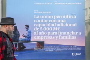 Un cartel en una entidad bancaria del BBVA en BIlbao en referencia a la posible fusión con Sabadell. EFE/Luis Tejido