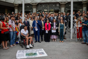 Jueces y fiscales han realizado este miércoles un paro simbólico de 10 minutos ante los Juzgados de Plaza de Castilla de Madrid, para mostrar su oposición a la reforma de la ley del Poder Judicial y del Estatuto Orgánico del Ministerio Fiscal, convocado por varias asociaciones judiciales y fiscales. EFE/ Daniel Gonzalez