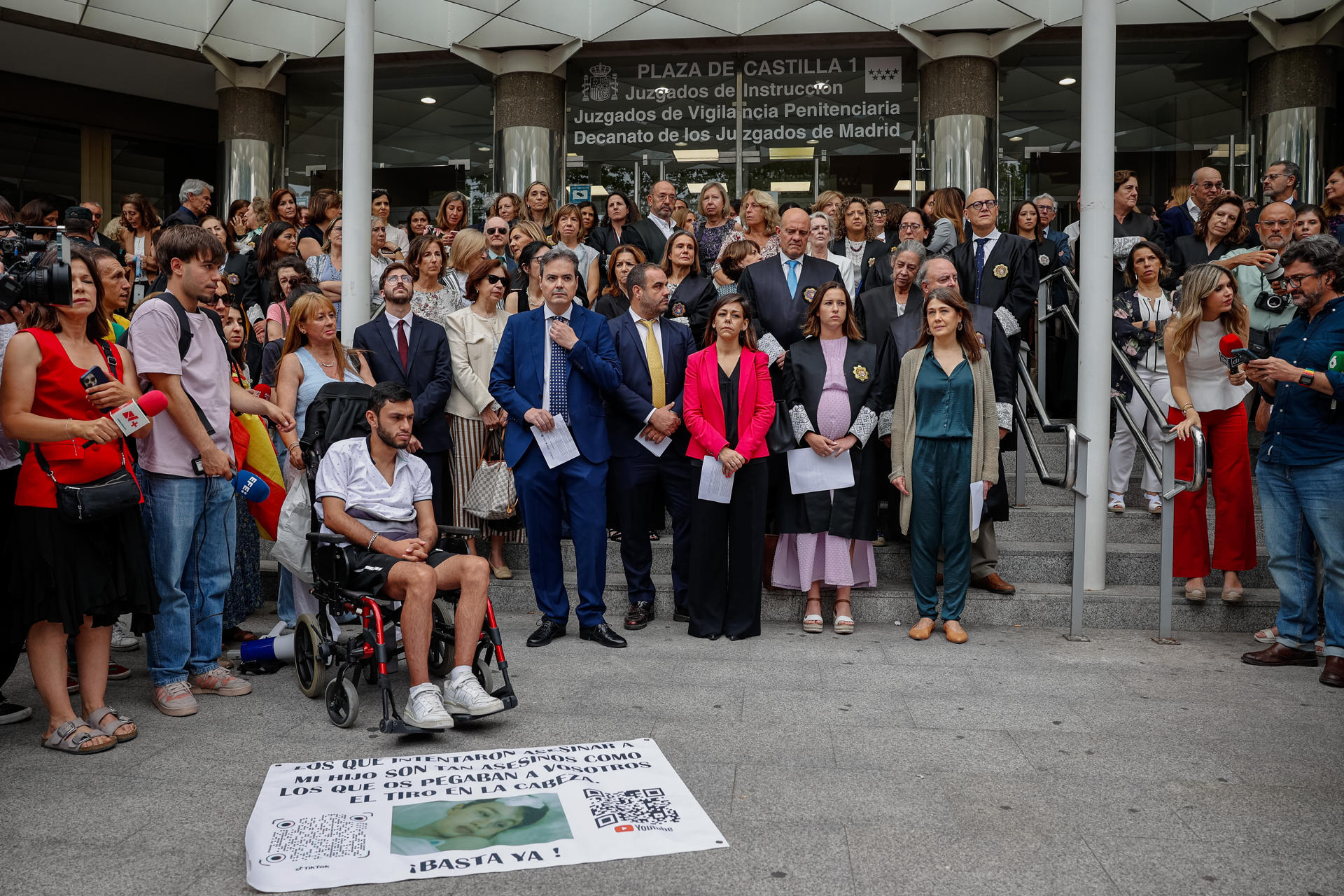 Jueces y fiscales han realizado este miércoles un paro simbólico de 10 minutos ante los Juzgados de Plaza de Castilla de Madrid, para mostrar su oposición a la reforma de la ley del Poder Judicial y del Estatuto Orgánico del Ministerio Fiscal, convocado por varias asociaciones judiciales y fiscales. EFE/ Daniel Gonzalez