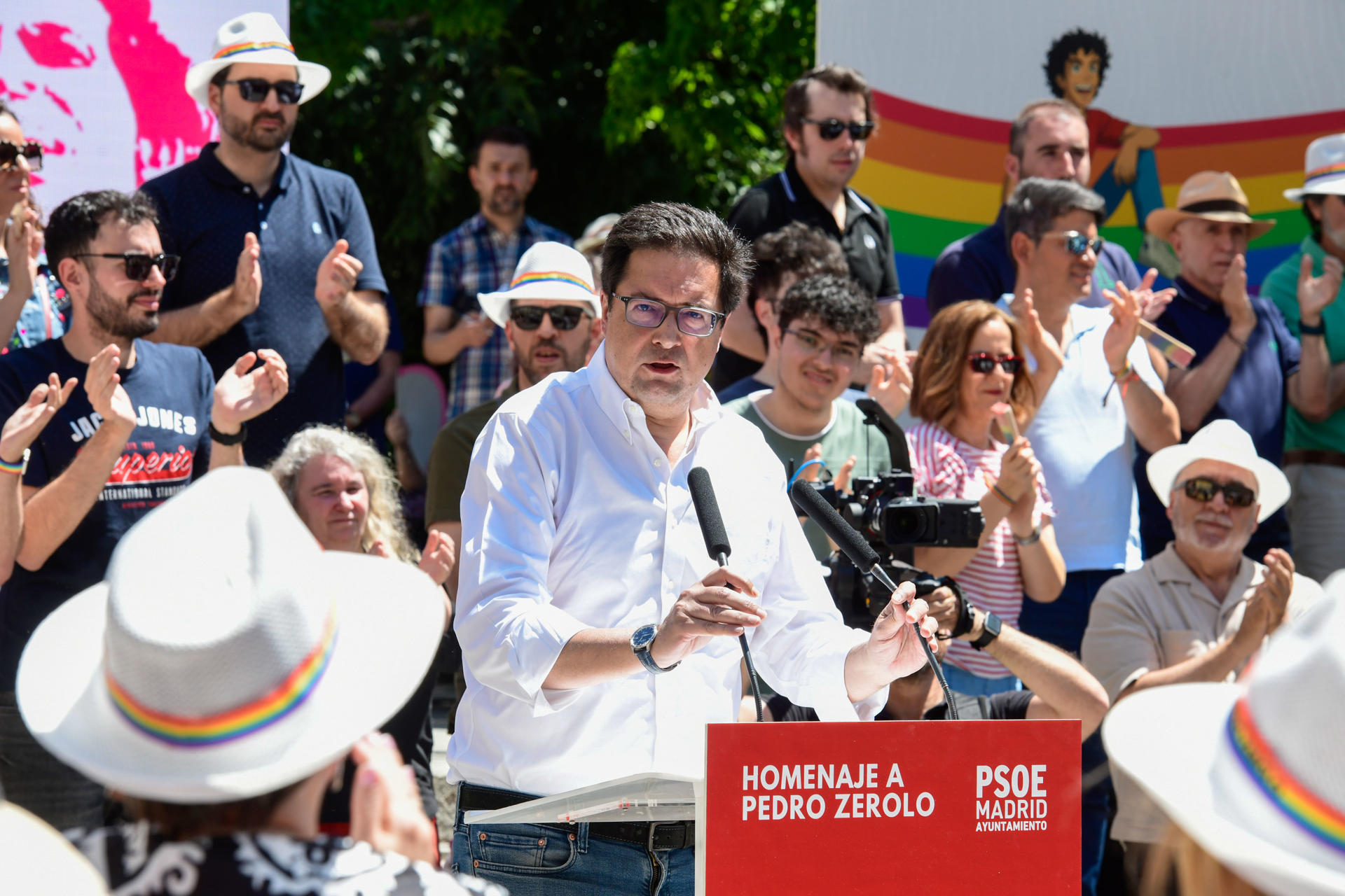 El ministro de Transformación Digital y secretario general del Partido Socialista de Madrid, Óscar López interviene en el homenaje de los socialistas madrileños al concejal Pedro Zerolo, cuando se cumple el décimo aniversario de su fallecimiento, celebrado en la plaza que lleva su nombre en Madrid este domingo. EFE/Victor Lerena