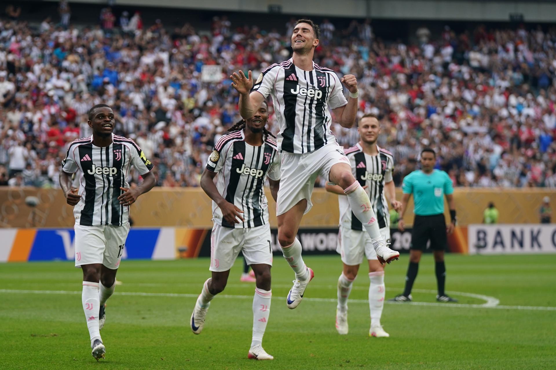 Dusan Vhahovic (c) de la Juventus celebra tras anotarle al marroqui Wydad AC en un partido del Mundial de Clubes. EFE/WILL OLIVER