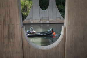 El Grupo Especial de Actividades Subacuáticas (GEAS) de la Guardia Civil realiza una búsqueda en el río Júcar de las tres personas desaparecidas como consecuencia de la dana del 29 de octubre. EFE/Biel Aliño