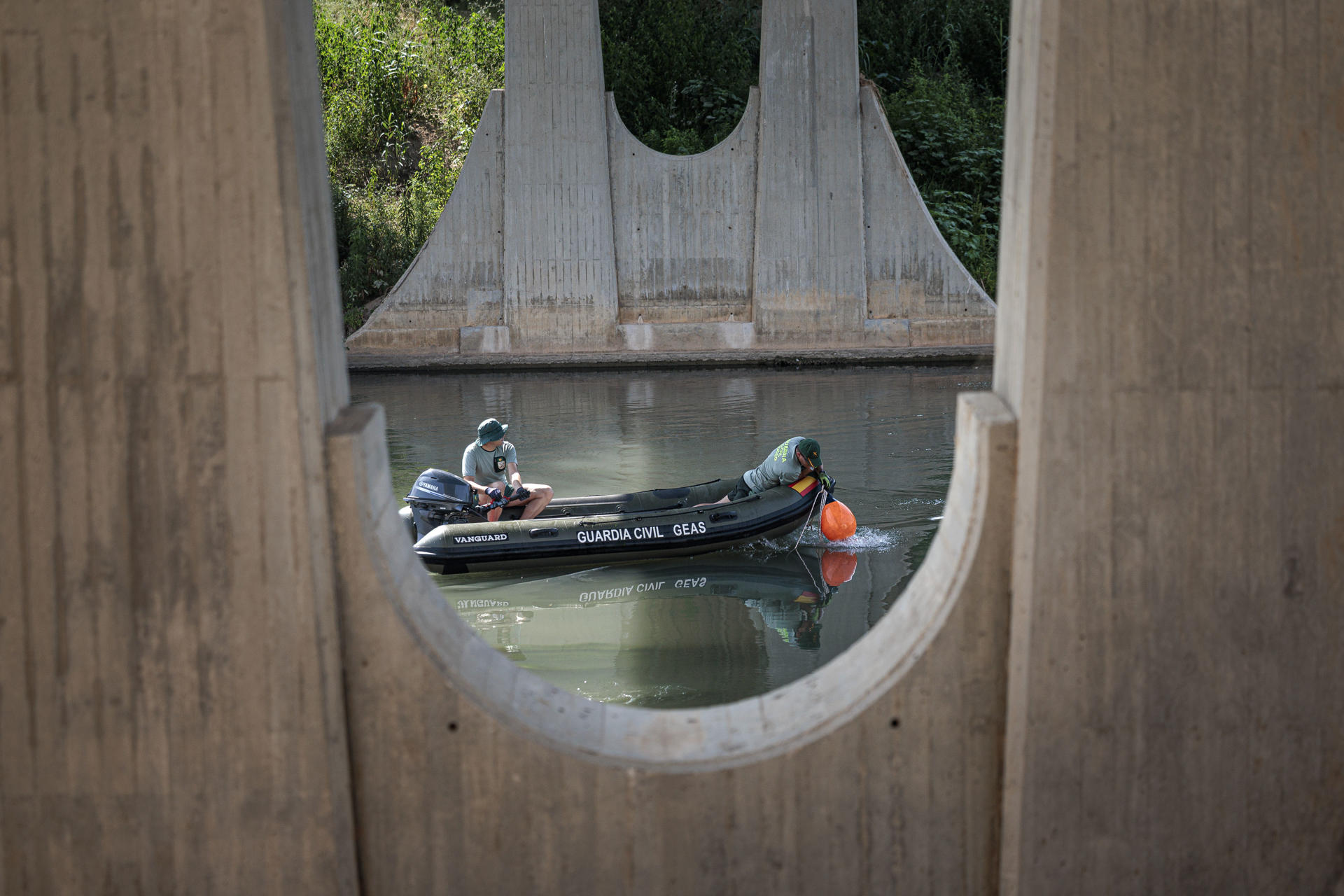 El Grupo Especial de Actividades Subacuáticas (GEAS) de la Guardia Civil realiza una búsqueda en el río Júcar de las tres personas desaparecidas como consecuencia de la dana del 29 de octubre. EFE/Biel Aliño