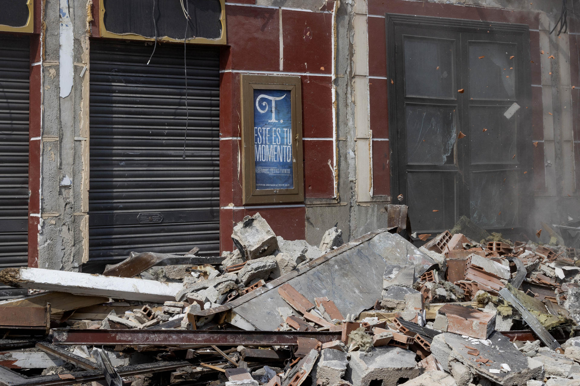 Imagen de archivo del derribo de las dos discotecas que se incendiaron en Murcia el 1 de octubre de 2023 y en las que fallecieron 13 personas. EFE/ Marcial Guillén