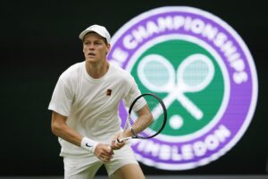 Jannik Sinner se entrena para el torneo de Wimbledon, que empieza el 30 de junio. EFE/EPA/TOLGA AKMEN