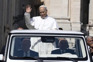 El papa León XIV saluda a los fieles desde el papamóvil a su llegada a la Plaza de San Pedro para presidir la Santa Misa en la Solemnidad de Pentecostés con motivo del Jubileo de los Movimientos Eclesiales, Asociaciones y Nuevas Comunidades, en la Ciudad del Vaticano, 08 de junio de 2025. (Papa) 
EFE/EPA/MASSIMO PERCOSSI
//////////
Vatican City (Vatican City State (Holy See)), 08/06/2025.- Pope Leo XIV greets the faithful from the popemobile as he arrives in St. Peter's Square to lead the Holy Mass on the Solemnity of Pentecost on the occasion of the Jubilee of Ecclesial Movements, Associations and New Communities, in Vatican City, 08 June 2025. (Papa) EFE/EPA/MASSIMO PERCOSSI