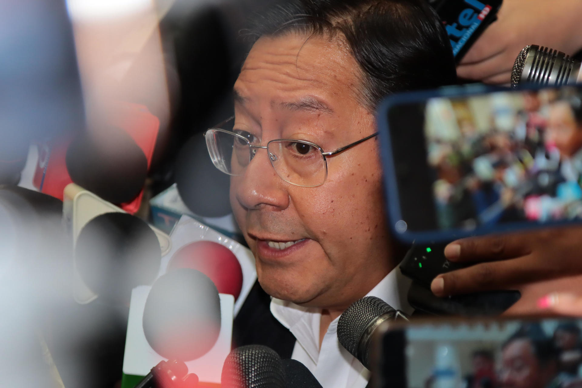 Fotografía de archivo del presidente de Bolivia, Luis Arce, al atender a la prensa, en La Paz (Bolivia). EFE/STR