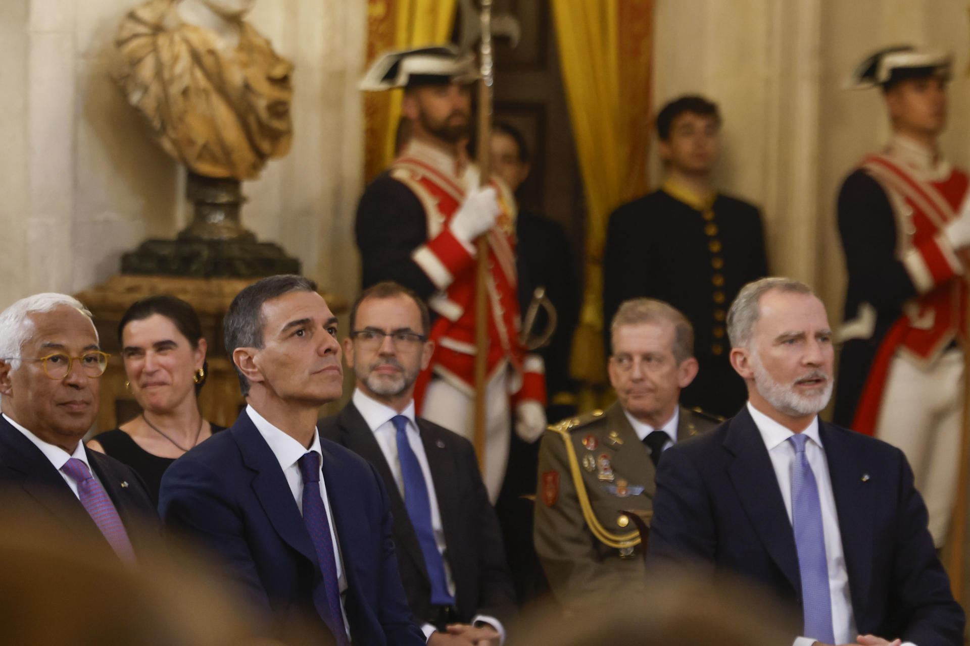El rey Felipe VI (d) , el presidente del Gobierno, Pedro Sánchez (c) y el presidente del Consejo Europeo, Antonio Costa (i), durante el acto de conmemoración del XL aniversario de la firma del Tratado de Adhesión a España a las Comunidades Europeas, este jueves en el Palacio Real. EFE/ Juanjo Martin