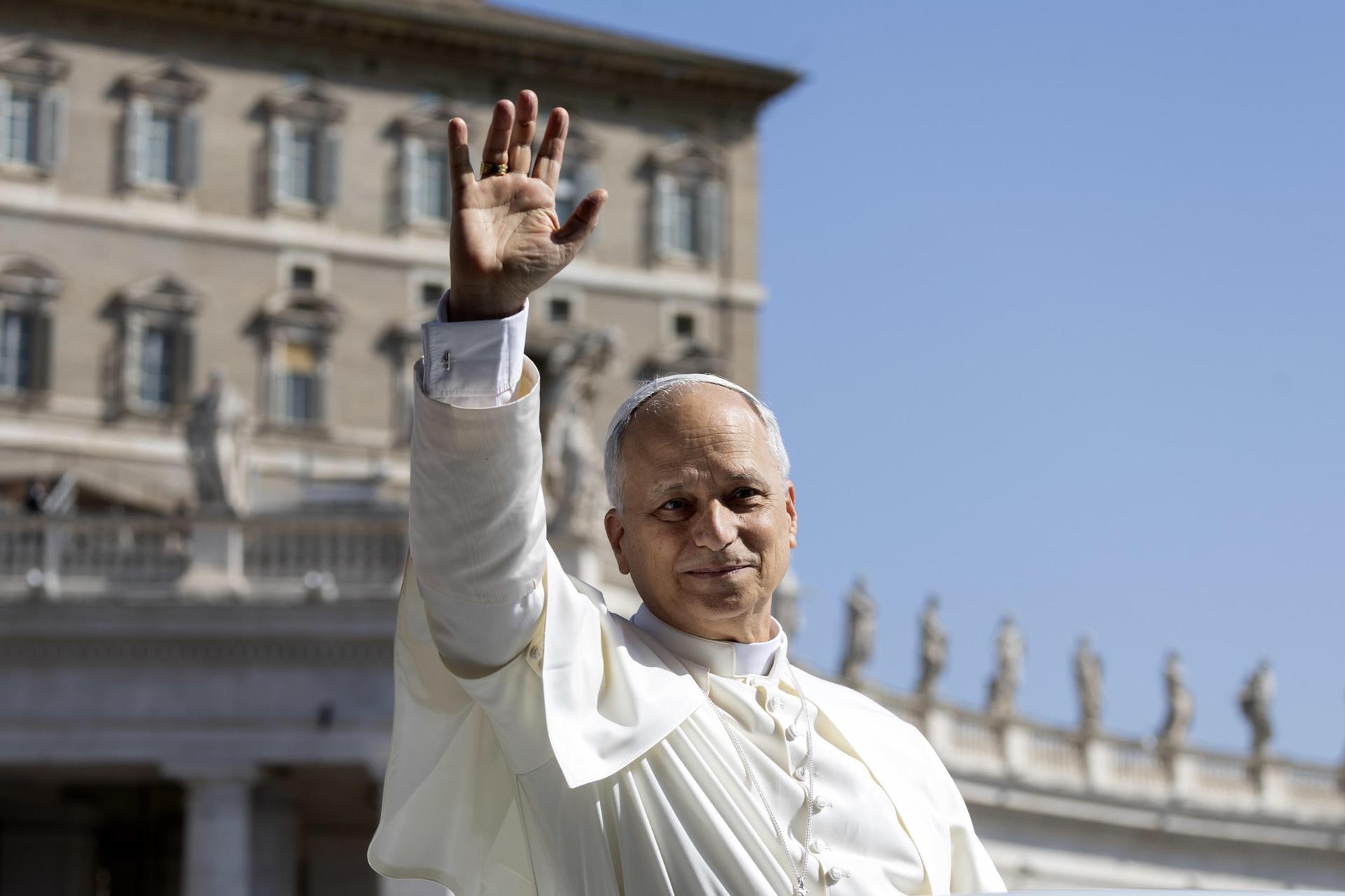 El papa León XIV saluda a los fieles desde el papamóvil al llegar a la Plaza de San Pedro para presidir la Santa Misa en la Solemnidad de Pentecostés con motivo del Jubileo de los Movimientos Eclesiales, Asociaciones y Nuevas Comunidades, en la Ciudad del Vaticano, 8 de junio de 2025. (Papa)
EFE/EPA/MASSIMO PERCOSSI