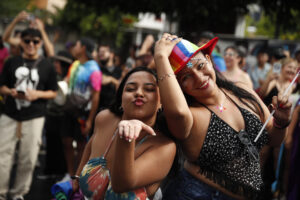 Personas participan durante el desfile del orgullo LGTBI este sábado, en San Salvador (El Salvador). EFE/ Rodrigo Sura