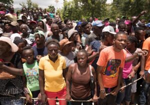 Foto de archivo que muestra a personas haciendo fila para recibir las raciones alimentarias que entrega el Programa Mundial de Alimentos (WFP) de la ONU en Haití. EFE/ Orlando Barría