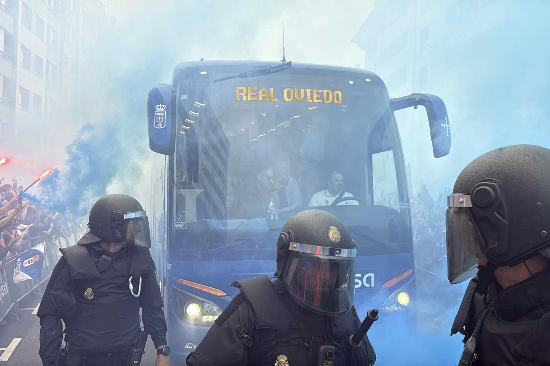 Los jugadores del Oviedo a su llegada en autobús al Estadio Carlos Tartiere de Oviedo, para disputar el partido de ascenso a primera división ante el Mirandés, este sábado. EFE/Paco Paredes