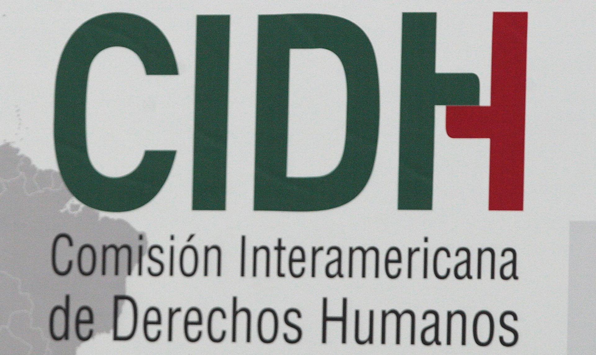 Fotografía de archivo de un logo de la Comisión Interamericana de Derechos Humanos (CIDH), que el pasado 6 de junio manifestó su preocupación por las detenciones recientes contra personas defensoras de derechos humanos en El Salvador. EFE/Alex Cruz