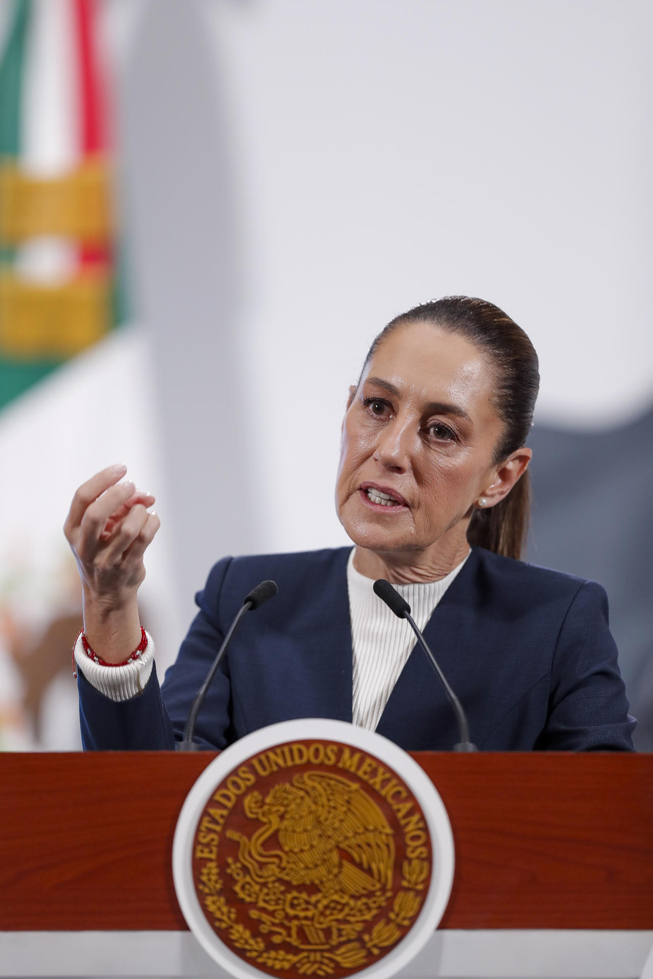 La presidenta de México, Claudia Sheinbaum, habla este miércoles durante una rueda de prensa en Palacio Nacional de la Ciudad de México (México). EFE/Isaac Esquivel