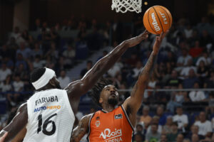 El base del Valencia Basket Chris Jones (d) entra a canasta defendido por Usman Garuba, del Real Madrid, durante el segundo partido de la final de la Liga Endesa que Real Madrid y Valencia Basket disputaron en el Movistar Arena, en Madrid. EFE/ Mariscal