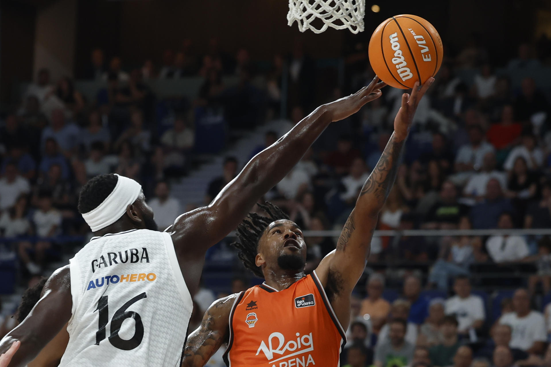 El base del Valencia Basket Chris Jones (d) entra a canasta defendido por Usman Garuba, del Real Madrid, durante el segundo partido de la final de la Liga Endesa que Real Madrid y Valencia Basket disputaron en el Movistar Arena, en Madrid. EFE/ Mariscal
