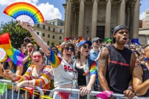 Los asistentes al desfile animan a los participantes durante el desfile del World Pride 2025 en Washington, DC, EE.UU. EFE/SHAWN THEW