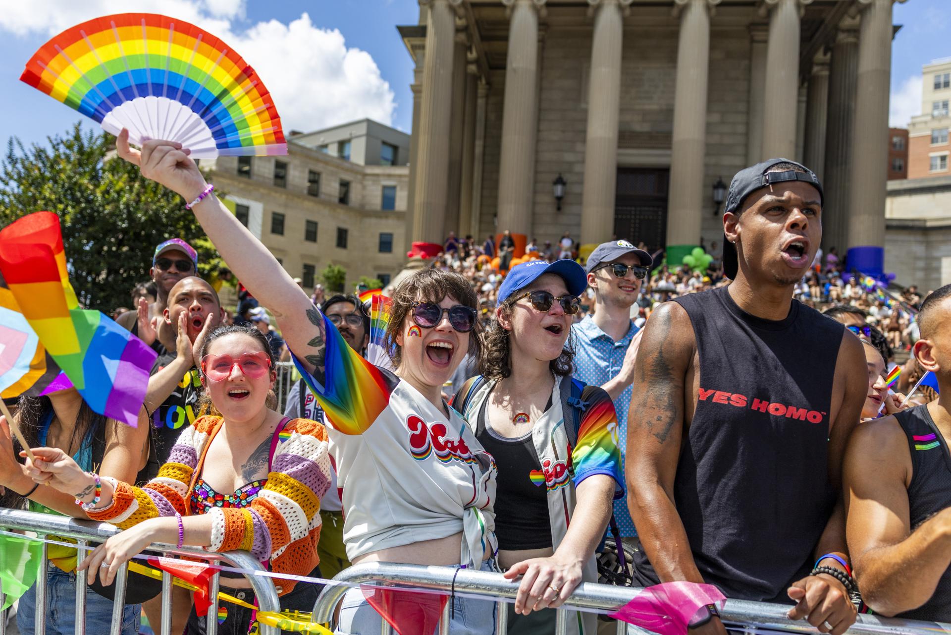 Los asistentes al desfile animan a los participantes durante el desfile del World Pride 2025 en Washington, DC, EE.UU. EFE/SHAWN THEW