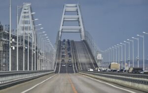 Los coches circulan por el puente de Crimea en una imagen de archivo. EFE/EPA/STRINGER